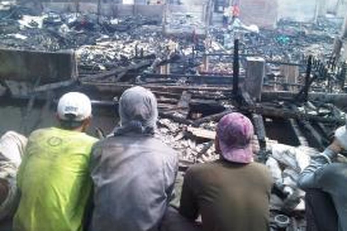 Beberapa pemulung besi bekas menunggu di sekitar lokasi kebakaran di Kelapa Gading Barat, Kecamatan Kelapa Gading, Jakarta Utara, Rabu (2/10/2013).