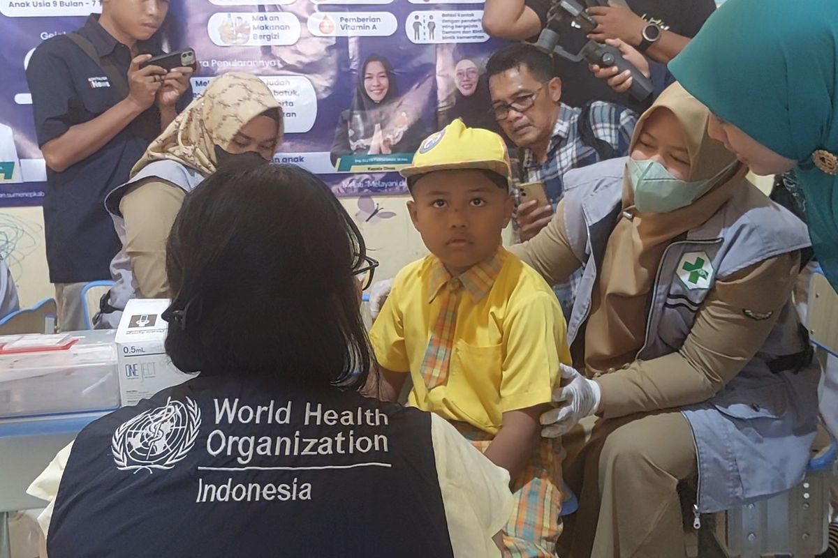 Persiapan vaksinasi campak di TK Rumah Pintar Sumenep, Jawa Timur. 