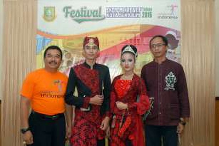 Kepala Disporaparekraf Kota Sukabumi, Rudi Juhayat (kiri) bersama Andri Purbawiana dari Batik Lokatmala Sukabumi (kanan) mengapit dua remaja yang mengenakan pakaian batik motif Sukabumi Masagi dalam kegiatan Festival Ekonomi Kreatif di Gedung Juang, Kota Sukabumi, Rabu (16/3/2016).  