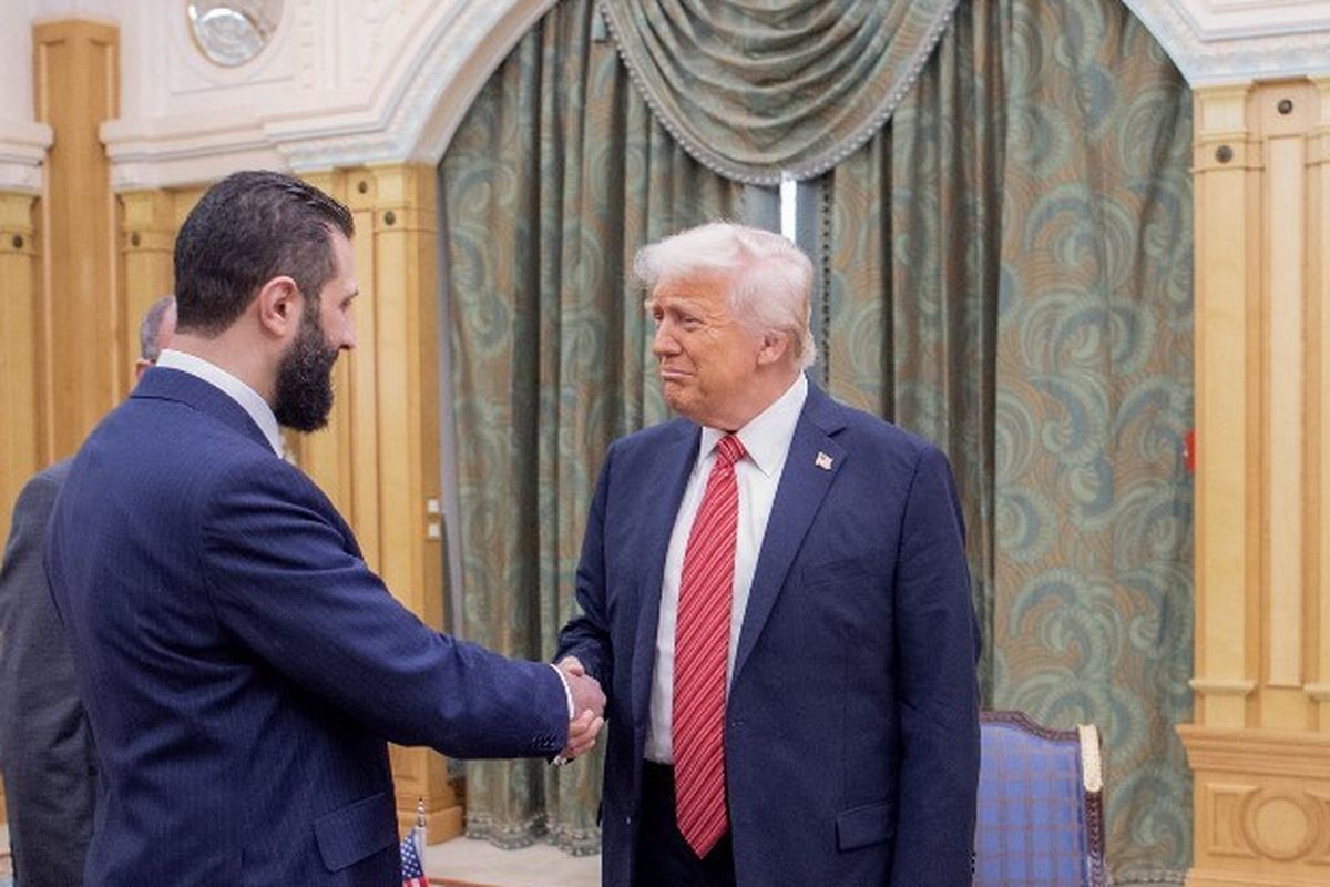 Gambar yang disediakan oleh Kerajaan Saudi menunjukkan Presiden AS Donald Trump berjabat tangan dengan Presiden sementara Suriah Ahmed Al-Sharaa di Riyadh pada 14 Mei 2025.