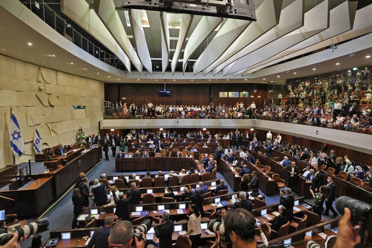 Ruang utama Knesset di Yerusalem selama sesi khusus untuk memilih pemerintahan baru yang dipimpin Naftali Bennett dan mitra koalisinya, (13/6/2021).