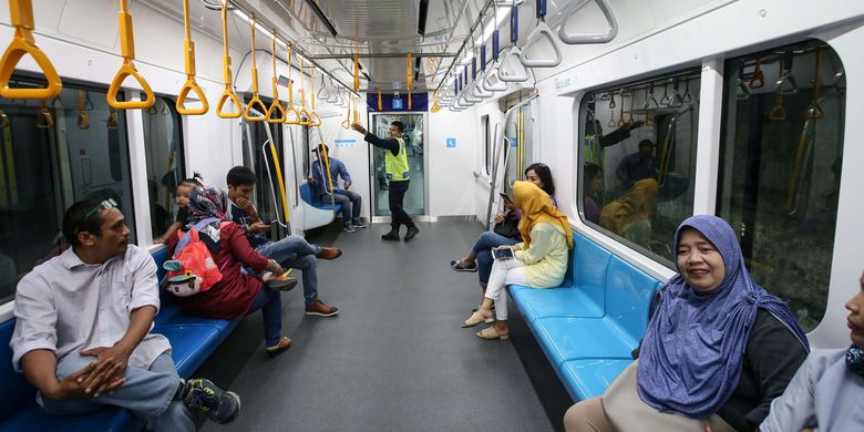 Suasana Stasiun MRT Bundaran Hotel Indonesia, Jakarta, Senin (25/3/2019). MRT Jakarta resmi beroperasi setelah diresmikan Presiden Joko Widodo pada Minggu (24/3/2019). Layanan pada fase operasi tidak berbayar dari Stasiun Lebak Bulus hingga ke Stasiun Bundaran HI akan dimulai pada pukul 05.30 WIB hingga 22.30 WIB.