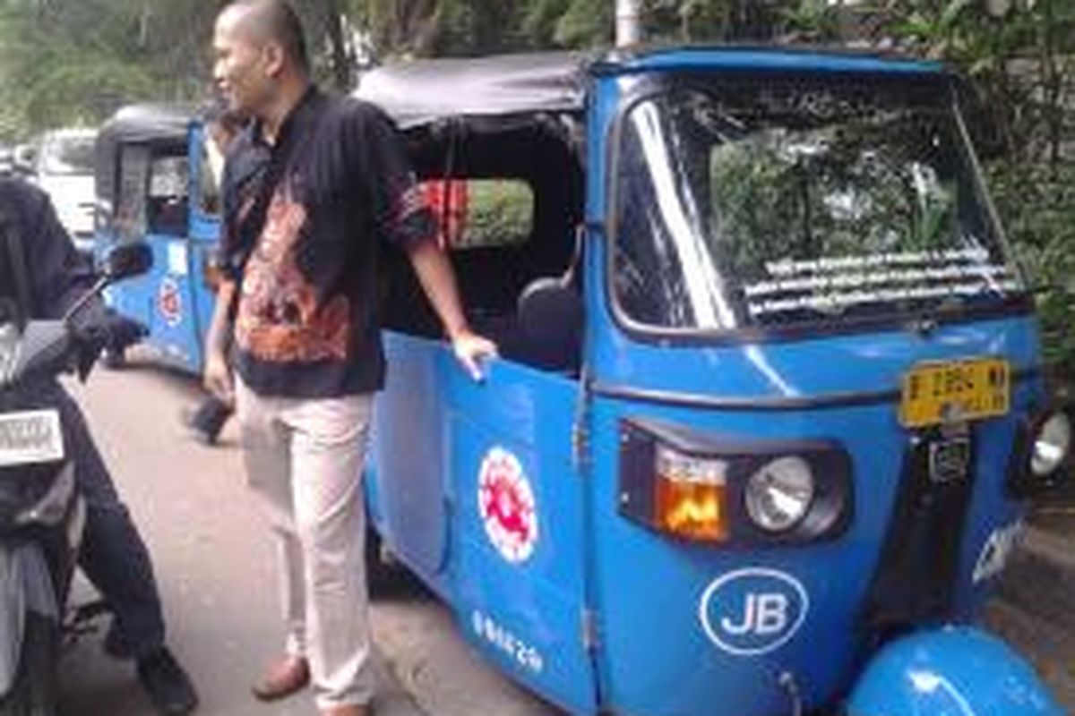 Bajaj yang pernah dipakai Jokowi saat mendaftakan diri ke KPU saat parkir di depan rumah Jusuf Kalla, Jalan Brawijaya 6, Dharmawangsa, Jakarta Selatan, Jumat (29/8/2014).