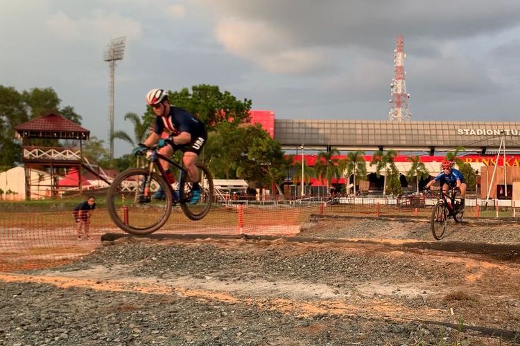 UCI MTB World Championship 2023 akan dimulai pada Minggu (12/11) siang WIB. Kota Palangka Raya, Kalimantan Tengah (Kalteng), sebagai tuan rumah sudah bersolek.