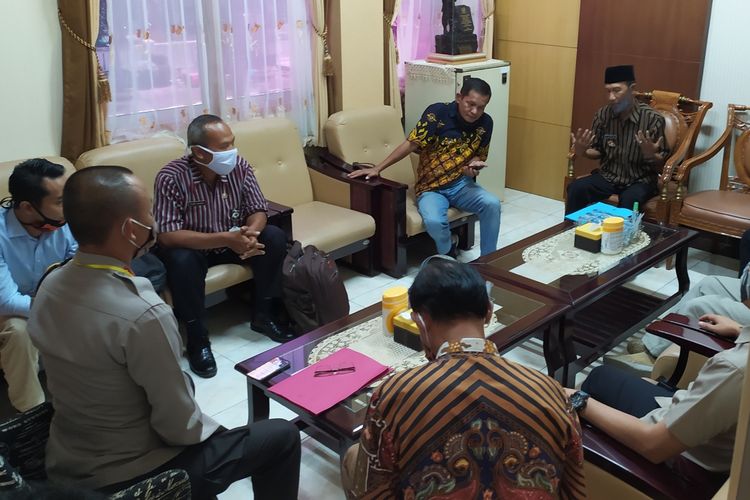 Audiensi antara Paguyuban Kepala Desa se-Kecamatan Pekuncen dengan Kalolresta Banyumas Kombes Whisnu Caraka terkait proses hukum tersangka penolakan pemakaman jenazah pasien Covid-19 di Mapolresta Banyumas, Jawa Tengah, Kamis (23/4/2020).