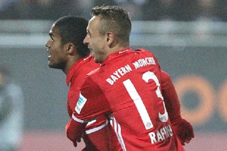 Dua pemain Bayern Muenchen, Douglas Costa dan Rafinha, merayakan gol ke gawang Darmstadt pada pertandingan Bundesliga, Minggu (18/12/2016). 