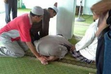 Pria Ini Ditemukan Meninggal Dalam Posisi Sujud di Depan Masjid