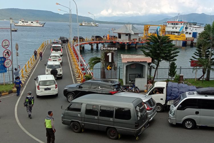 Kendaraan saat antre masuk kapal di Pelabuhan ASDP Ketapang, Banyuwangi, Jumat (2/6/2023)