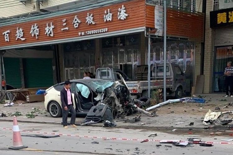Sebuah mobil Tesla lepas kendali di jalan kota Cgaozhao China, menewaskan dua orang dan melukai tiga orang sebelum akhirnya berhenti karena menabrak sebuah gedung pada 5 November 2022.
