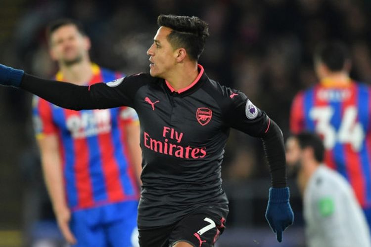 Pemain Arsenal, Alexis Sanchez, merayakan gol yang dia cetak ke gawang Crystal Palace dalam laga Liga Inggris di Stadion Selhurst Park, London, pada 28 Desember 2017.