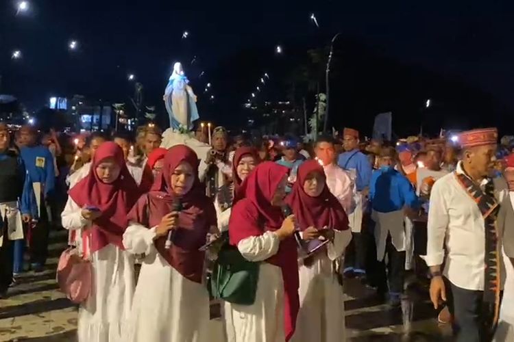 Foto : Pemudi Fatayat NU Manggarai Barat mengikuti perarakan Patung Bunda Maria di Labuan Bajo, Minggu (14/8/2022) malam. 