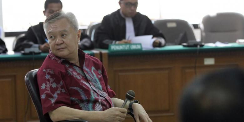 Terdakwa Anggoro Widjojo menjalani sidang perdananya di Pengadilan Tindak Pidana Korupsi, Jakarta, Rabu (23/4/2014). Anggoro yang pernah buron selama lima tahun tersebut diduga terlibat suap proyek pengadaan Sistem Komunikasi Radio Terpadu (SKRT) di Kementerian Kehutanan.