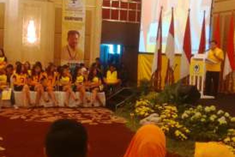 Gadis seksi pendukung Setya Novanto di arena kampanye Munaslub Partai Golkar di Surabaya, Rabu (11/5/2016)