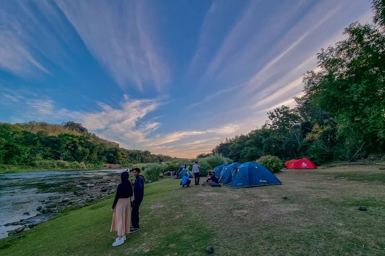 Suasana di Potrobayan River Camp, Yogyakarta pada sore hari.