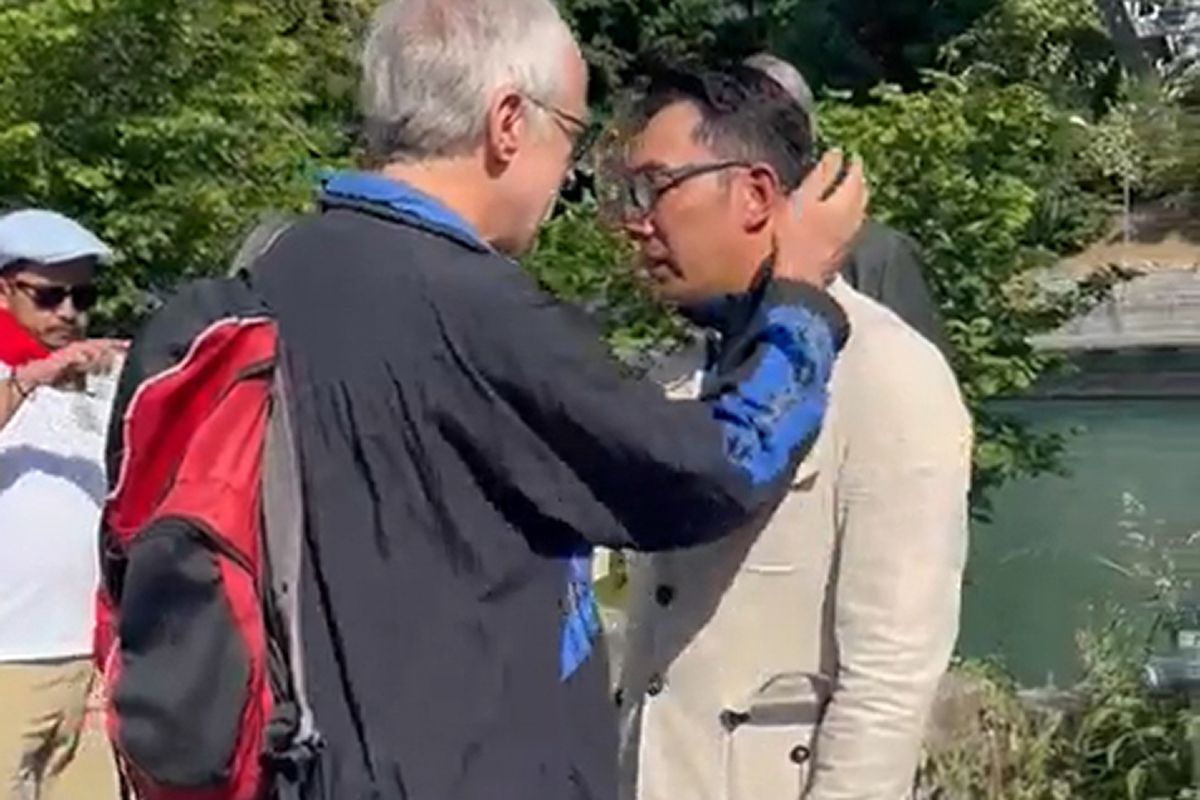 Warga Bern Heinrich memeluk Gubernur Jawa Barat, Ridwan Kamil saat pencarian Emmeril Khan Mumtaz di Sungai Aare, Bern, Swiss.