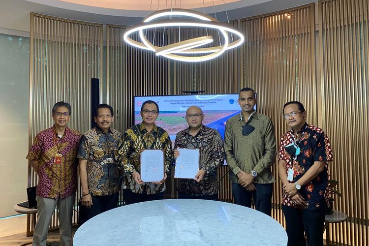 Sinarmas Land dan Chandra Asri menandatangani perjanjian kerja sama penerapan aspal plastik di BSD City, Rabu (13/07/2022).