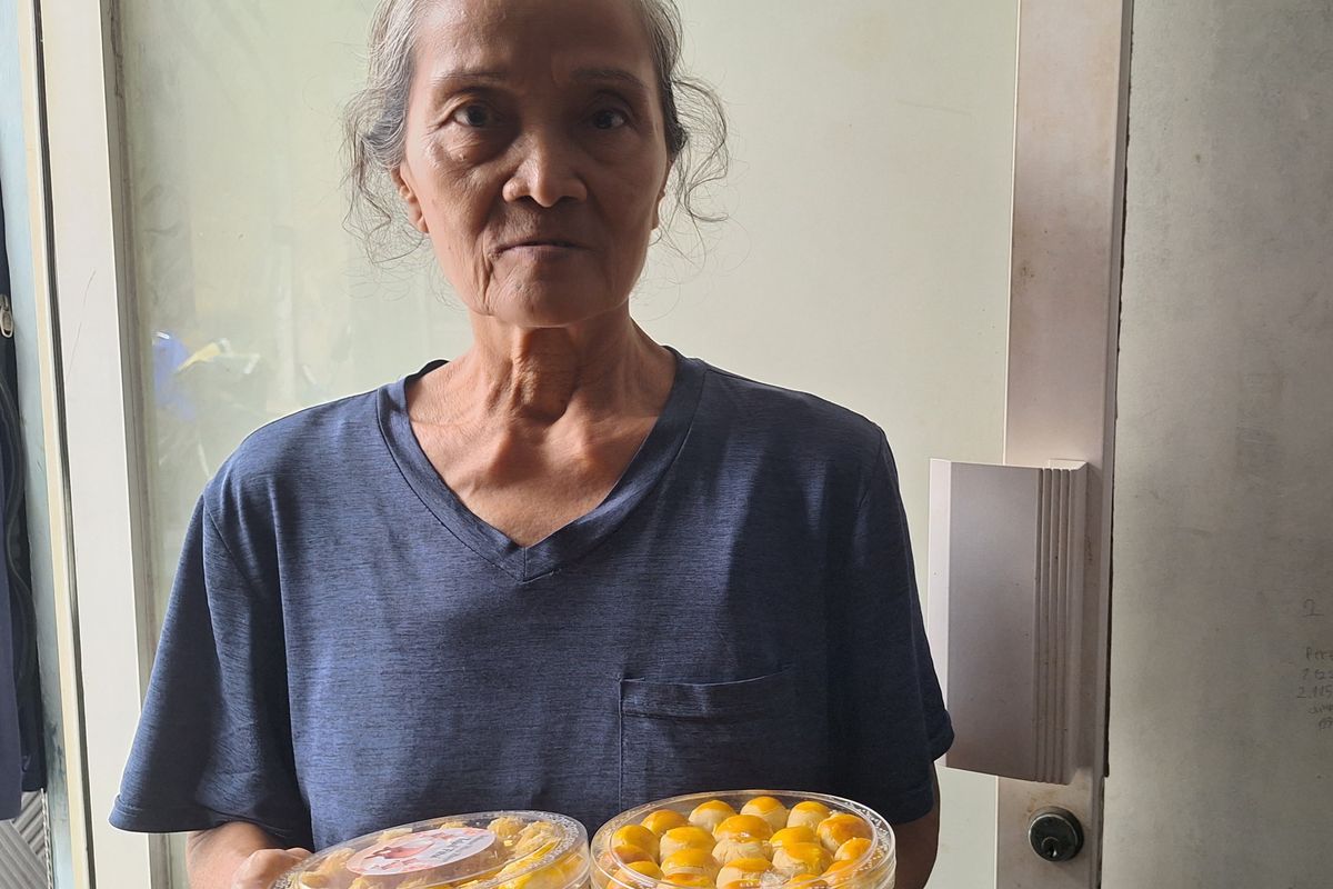 Sucilawati pedagang kue Lebaran.