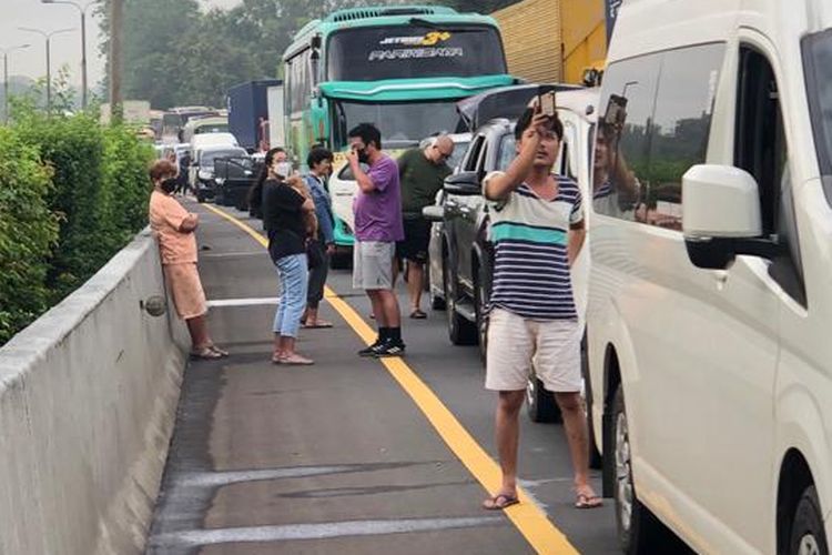 Sejumlah pengemudi bersantai di tepi jalan Tol Purbaleunyi Km 69 akibat kemacetan panjang di ruas tersebut, Jumat (29/4/2022)