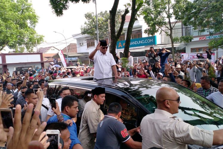 Calon Presiden RI nomor urut 02 Prabowo Subianto memberikan pidato kebangsaan di kampus Universitas Kebangsaan Republik Indonesia (UKRI), Jalan Terusan Halimun, Kota Bandung, Jumat (8/3/2019). 