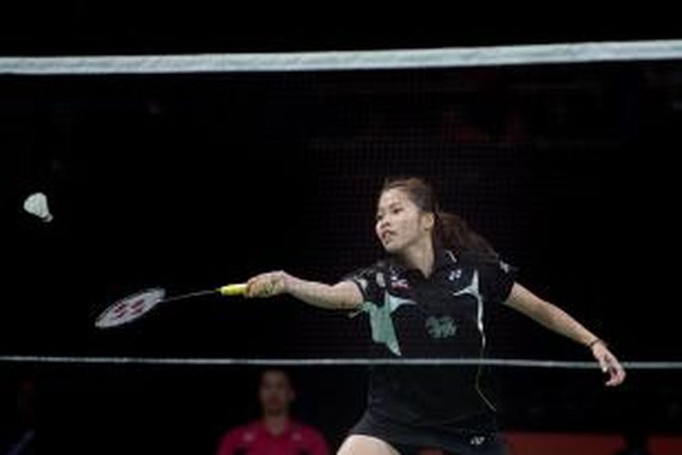 Pebulu tangkis Thailand, Ratchanok Intanon, berusaha mengembalikan kok dari pemain Spanyol, Beatriz Corrales, pada babak kedua Kejuaraan Dunia 2014 di Ballerup Super Arena, Kopenhagen, Selasa (26/8/2014).