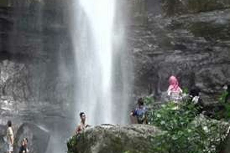 Permandian Air Terjun Karawa di Kabupaten Pinrang, Sulawesi Selatan mulai jadi salah satu obyek wisata alam yang menarik minat wisatawan. 