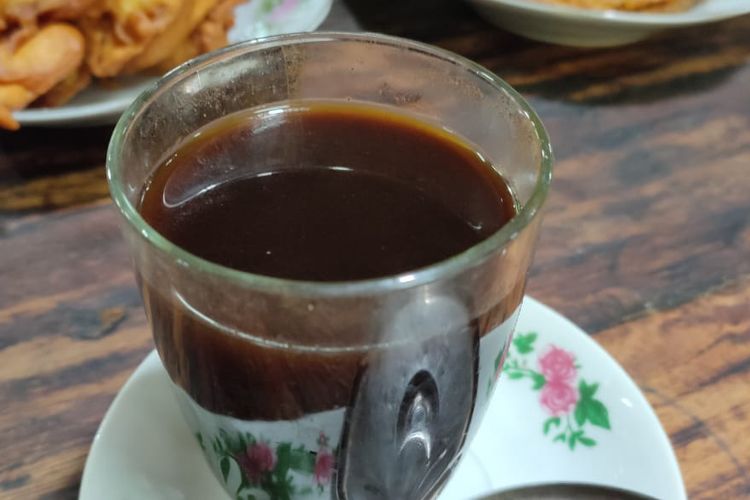 Hidangan kopi klotok di Warung Kopi Klotok, Jalan Kaliurang KM 16, Pakem, Sleman, Yogyakarta. Harga satu gelas kopi Rp 5.000.