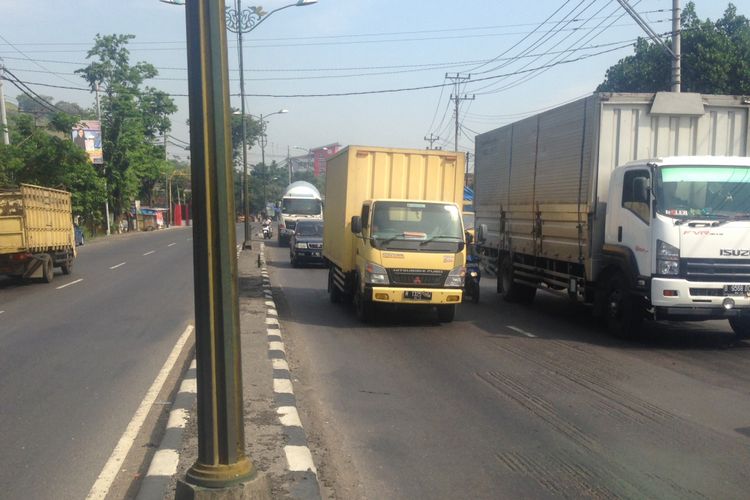 H-5, Truk masih melintas di Jalan Pantura Semarang di Jalan Siliwangi Semarang, Selasa (20/6/2017)