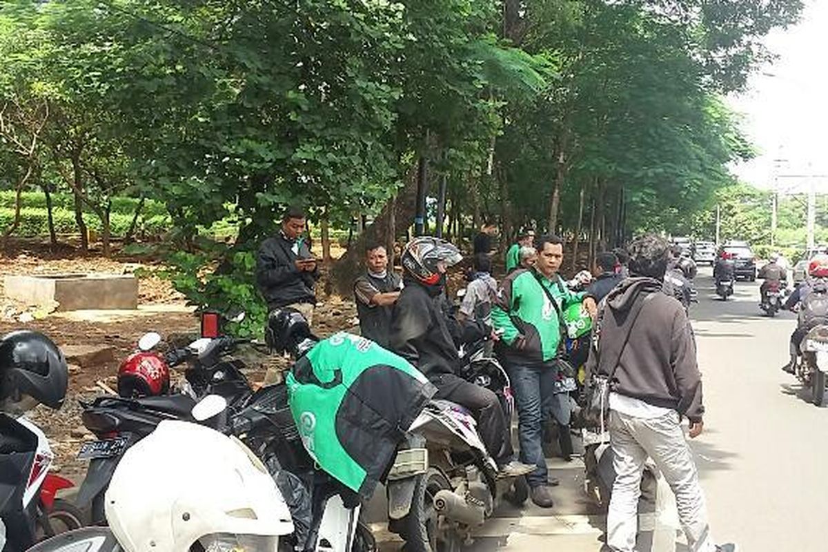 Sejumlah pengemudi ojek online berkumpul disekitar Stasiun Palmerah untuk mengingatkan rekan seprofesinya agar berhati-hati, Jakarta, Selasa (21/3/2016).