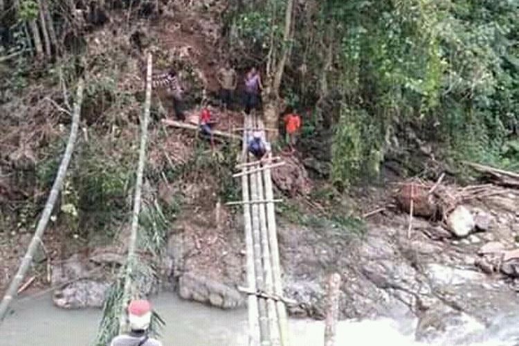 Warga Desa Selalejo, Kecamatan Maupongo, Kabupaten Nagekeo, Nusa Tenggara Timur (NTT), sedang membangun sebuah jembatan darurat dengan menggunakan bambu