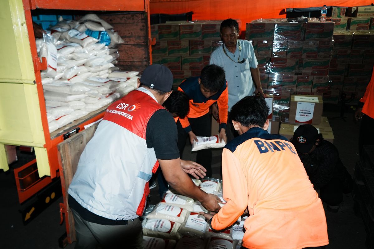 TelkomGroup bersama BNPB dan BPBD menyiapkan dan menyalurkan bantuan logistik bagi masyarakat terdampak gempa bumi di NTT. Bantuan berupa sembako dan kebutuhan dasar lainnya didistribusikan secara bertahap melalui koordinasi dengan posko setempat.