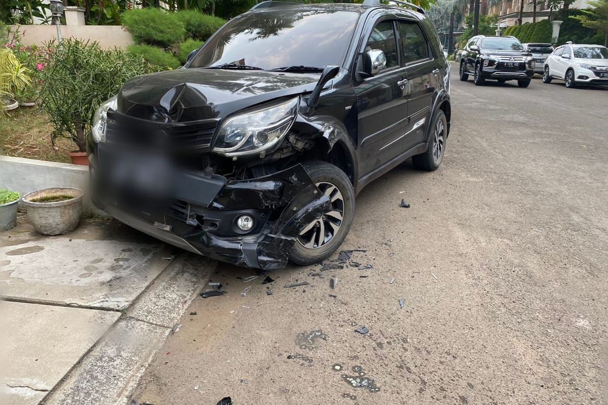 Kecelakaan tunggal terjadi di kompleks perumahan di Kelapa Gading, Jakarta Utara, pada Jumat (16/9/2022). Kecelakaan ini menyebabkan sejumlah mobil mengalami kerusakan. 