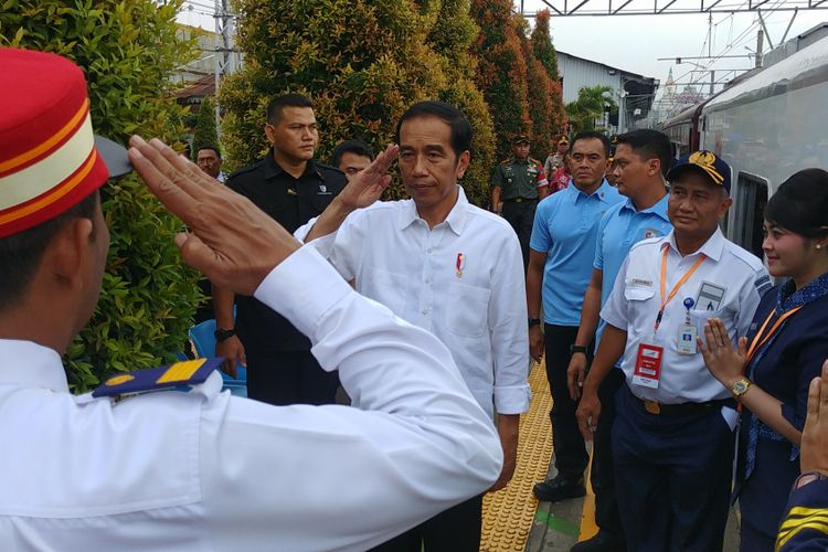 Presiden Joko Widodo di Stasiun Bogor saat akan menaiki kereta pariwisata menuju Sukabumi, Sabtu (7/4/2018).