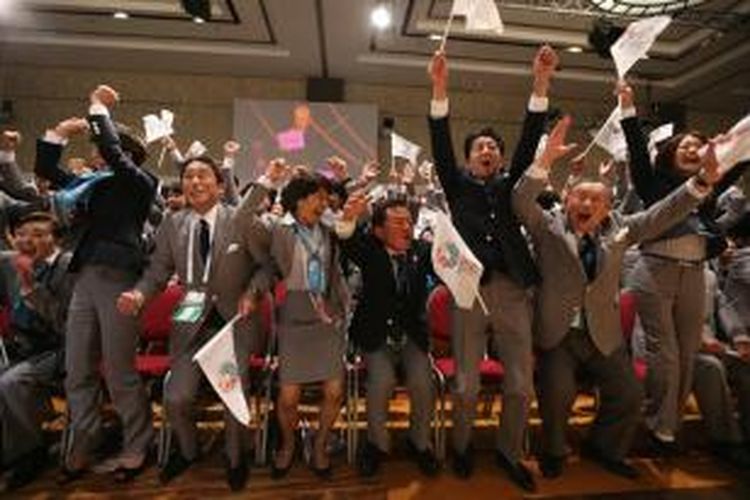 Anggota delegasi Tokyo 2020 berteriak setelah Presiden IOC, Jazques Rogge mengumumkan Tokyo sebagai pemenang untuk menjadi tuan rumah Olimpiade Musim Panas 2020, di Buenos Aires, Argentina, Sabtu (7/9/2013).