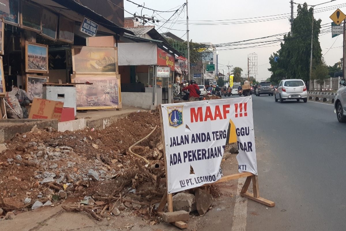Perbaikan dan perluasan trotoar di Jalan H. Domang, Kebon Jeruk, Jakarta Barat, Jumat (13/9/2019)