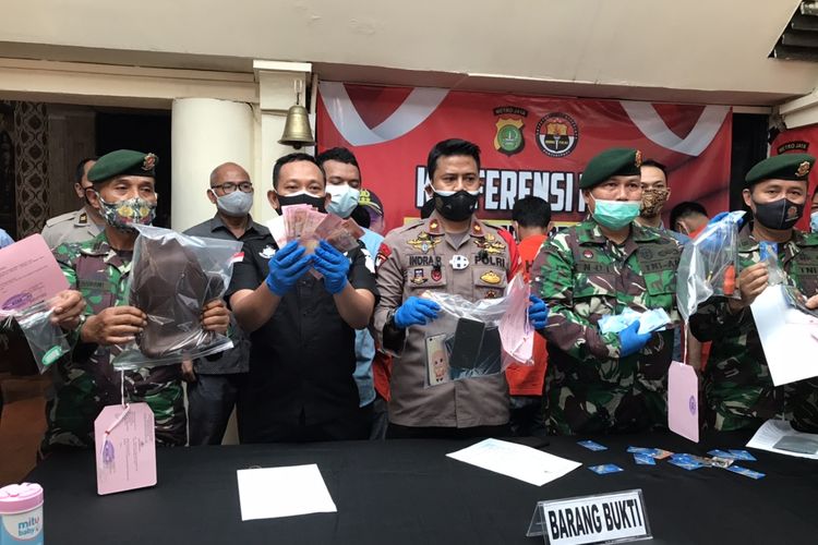 TNI dan Polisi merilis kasus penangkapan komplotan pembobol ATM di Komplek Kostrad Kebayoran Lama di Polsek Kebayoran Lama, Jakarta pada Jumat (6/11/2020) sore.
