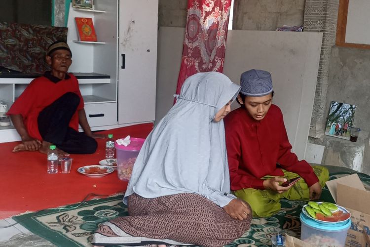 Suasana haru masih menyelimuti keluarga Bintang Balqis Maulana di rumah duka