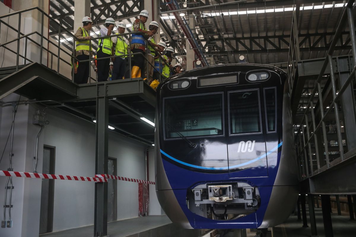 Gubernur DKI Jakarta Anies Baswedan melihat kereta mass rapid transit (MRT) di Depo MRT Lebak Bulus, Jakarta Selatan, Kamis (12/4/2018). Gubernur DKI Jakarta Anies Baswedan meresmikan kedatangan dua rangkaian angkutan massal cepat (MRT) dan total sudah 12 unit kereta MRT berada depo MRT Lebak Bulus.