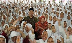 Temui Ribuan Santri di Jombang, Risma-Gus Hans Sampaikan Pesan-pesan Motivasi