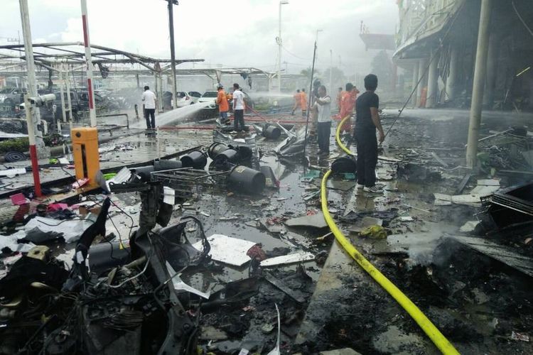 Lokasi ledakan dua bom di depan pusat perbelanjaan di Kota Pattani, Thailand, Selasa (9/5/2017) siang, melukai tak kurang dari 40 orang. 
