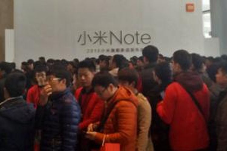 Mi Fans, sebutan bagi fans Xiaomi, mengantre untuk mendapat giliran mencoba produk terbaru, Mi Note di China International Convention Center, Beijing, Kamis (15/1/2015).