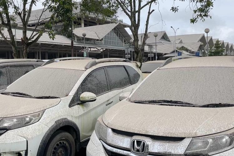 HUJAN ABU: Tampak kendaraan mobil yang diparkir di parkiran Bandara Sam Ratulangi, Manado, dipenuhi abu vulkanik Gunung Ruang, Selasa (30/4/2024) pukul 15.17 Wita.