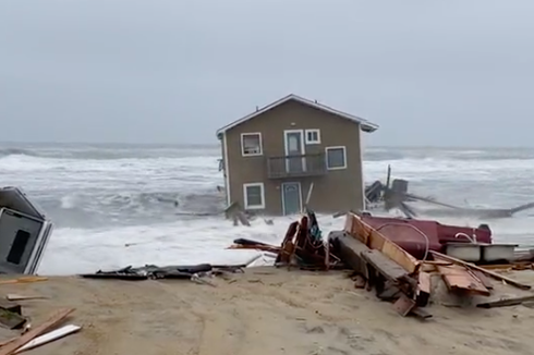 Video Viral Rumah Seharga Rp 5,56 Miliar Hanyut Terseret Ombak Laut