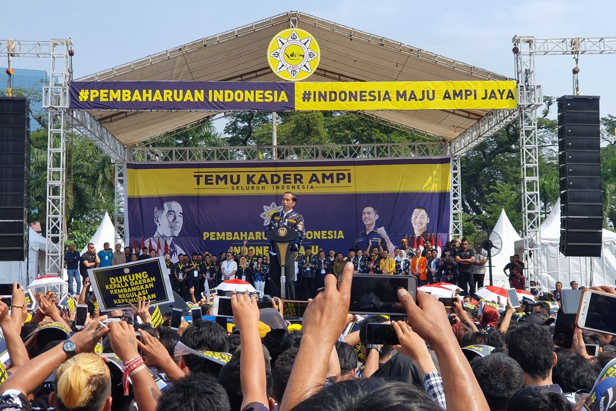 Presiden Joko Widodo menghadiri  pelepasan dan temu kader sahabat Angkatan Muda Pembaharuan Indonesia (AMPI) di Lapangan Merdeka Medan, Sabtu (16/3/2019)
