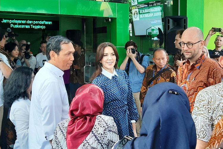 Putri Mahkota Kerajaan Denmark Mary Elizabeth 
Donaldson saat tiba di Puskesmas Tegalrejo, Kota Yogyakarta.