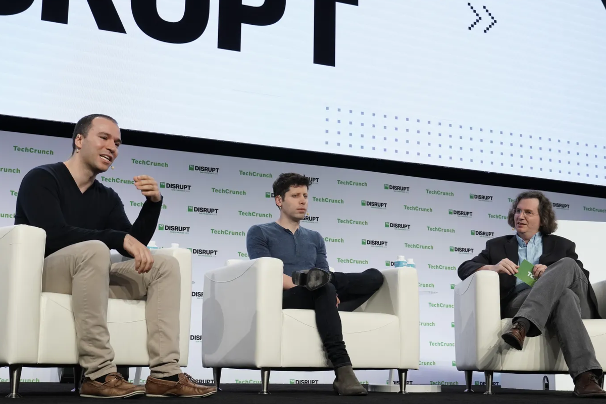 Presiden, Chairman, Co-founder OpenAI, Greg Brockman (kiri) dan Co-founder dan mantan CEO OpenAI, Sam Altman (tengah) menjadi pembicara di sebuah acara.