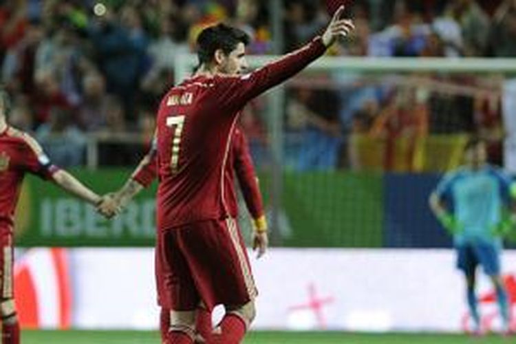 Alvaro Morata memakai nomor kostum 7 di timnas Spanyol yang identik dengan Raul Gonzalez dan David Villa. 