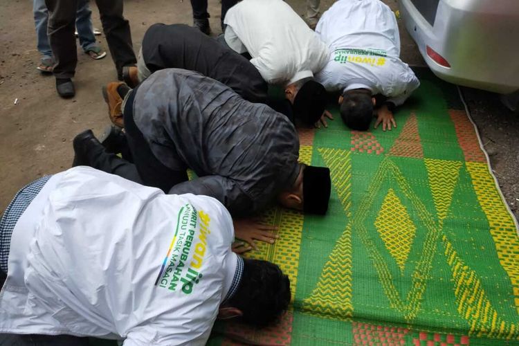 Calon Bupati di Pilkada Tasikmalaya Iwan Saputra, yang unggul versi hitung cepat LSI bersujud syukur seusai turun dari mobil di depan Sekretariat Pemenangan Iwan-Iip Jalan Cikunir, Kabupaten Tasikmalaya, Rabu (9/12/2020).