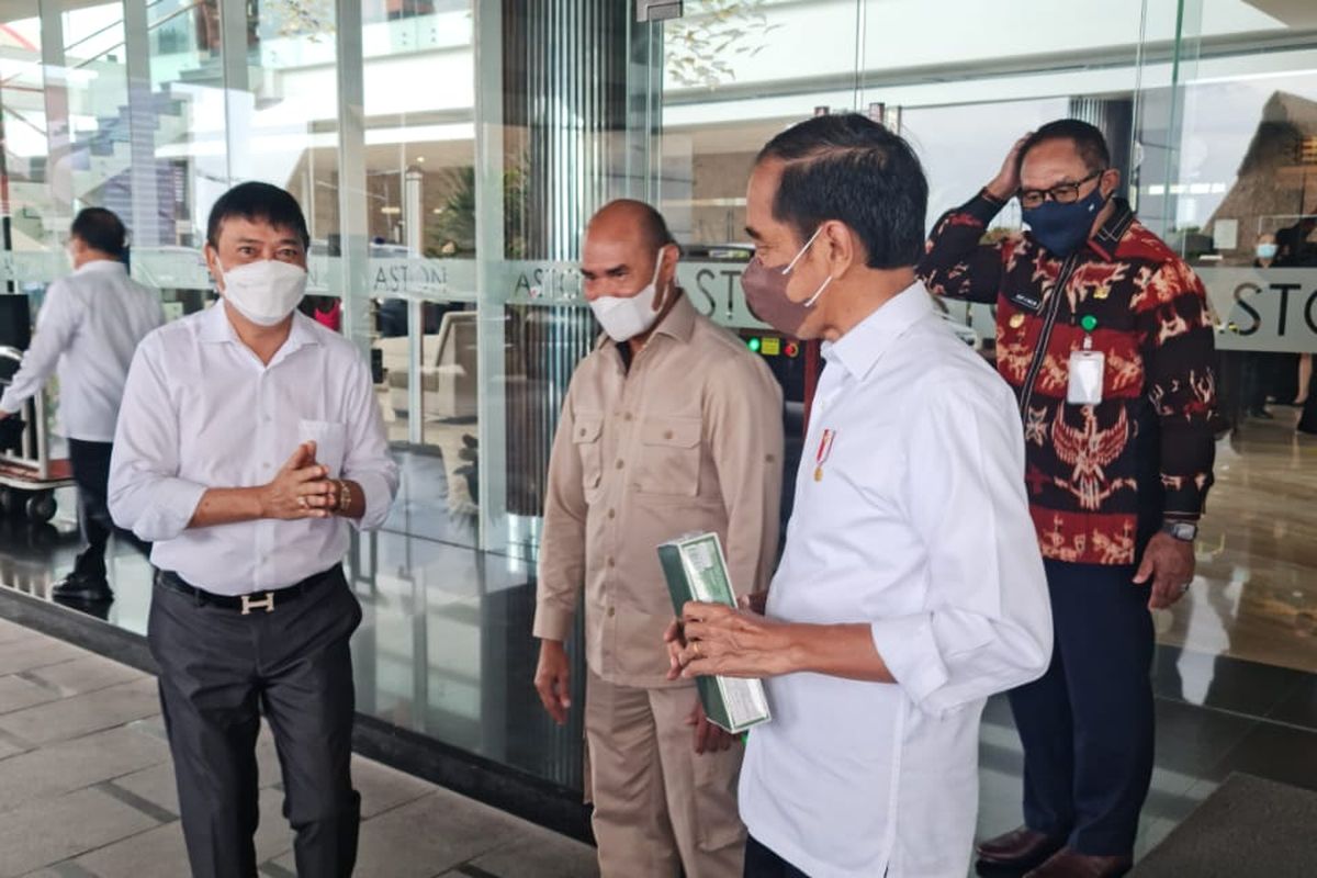 Melkianus Lubalu (Kiri baju putih) saat bertemu dengan Presiden Joko Widodo, yang didampingi Gubernur NTT Viktor Bungtilu Laikodat dan Wakil Gubernur NTT Josep Nae Soi di Hotel Aston Kota Kupang, Kamis (24/3/2022) 
