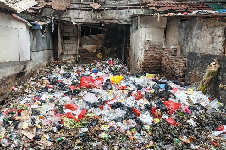 Gunungan Sampah Rusun Angke Tambora Sempat Robohkan Tembok Rumah Warga