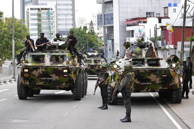 Tentara Sri Lanka berpatroli di sebuah jalan di Kolombo, Sri Lanka, Sabtu, 14 Mei 2022. 